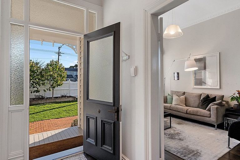 Photo of property in 2/70 Princes Street, Northcote Point, Auckland, 0627