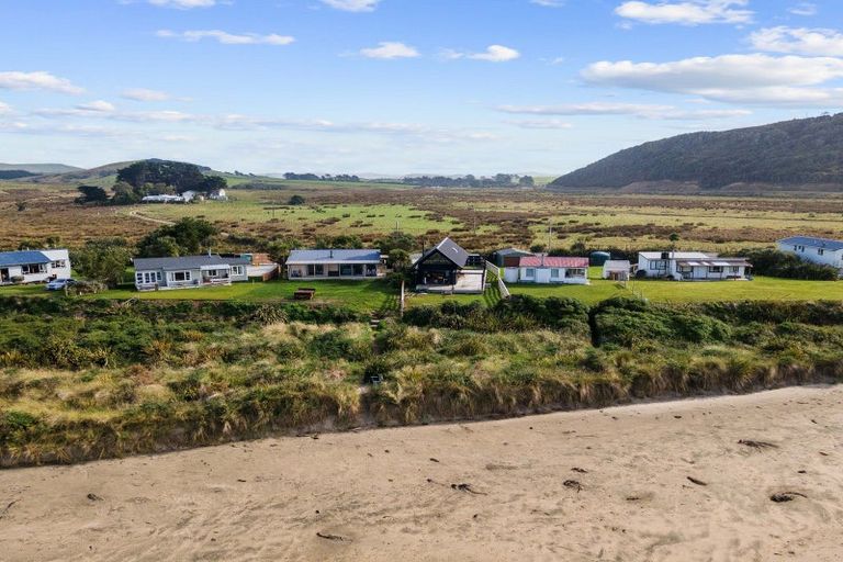 Photo of property in 497 Waikawa-curio Bay Road, Curio Bay, Tokanui, 9884