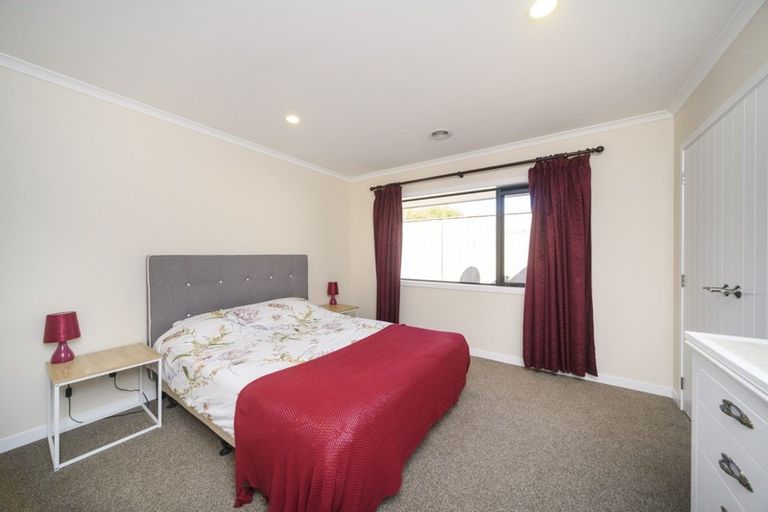 Photo of property in 12 Ron Place, Fitzherbert, Palmerston North, 4410