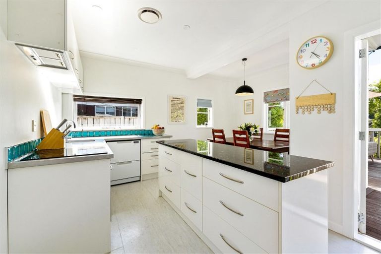 Photo of property in 12 Eastglen Road, Glen Eden, Auckland, 0602