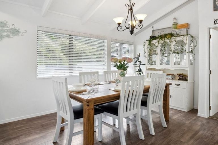 Photo of property in 1 Waiwera Place, Waiwera, Orewa, 0994