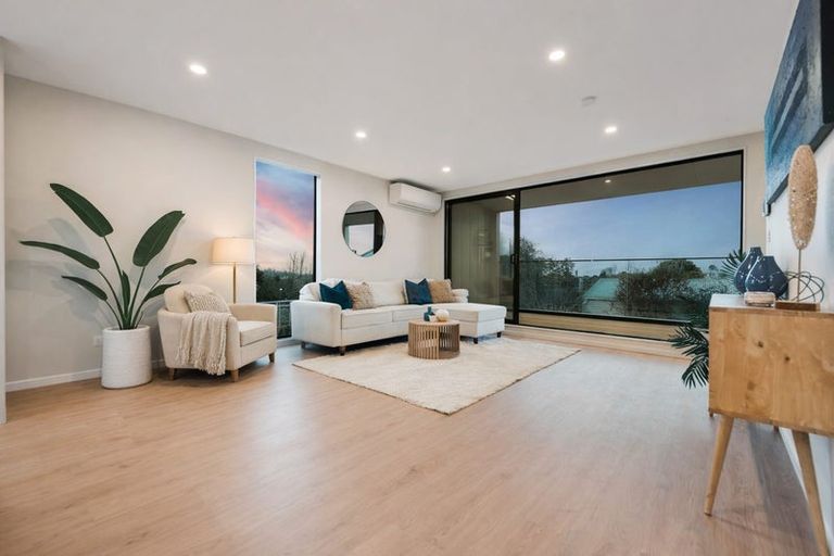 Photo of property in 4202d Great North Road, Glendene, Auckland, 0602