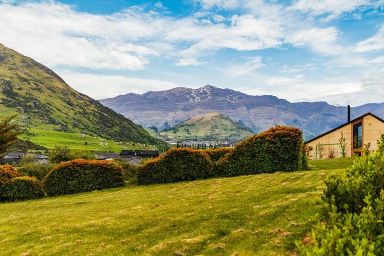 Photo of property in 19 Cunninghams Drive, Jacks Point, Queenstown, 9371