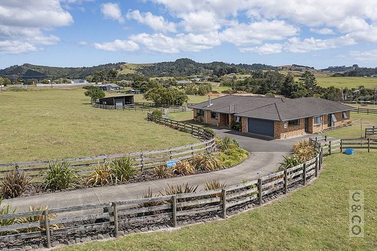 Photo of property in 118 Cottle Road, Taupaki, Henderson, 0782