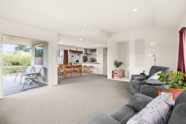 Photo of property in 2 Arthur Close, Clive, 4102