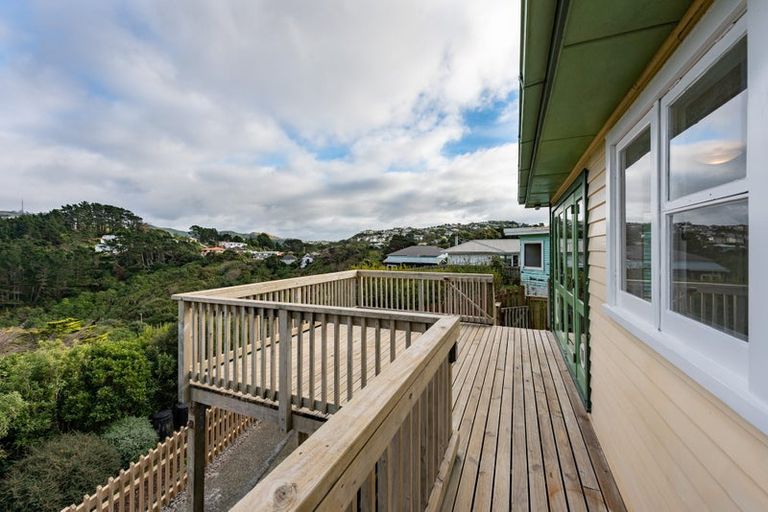 Photo of property in 20 Miles Crescent, Newlands, Wellington, 6037