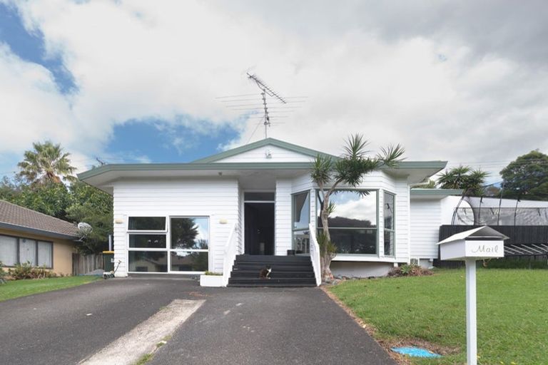 Photo of property in 13 Lanier Place, Glendene, Auckland, 0602