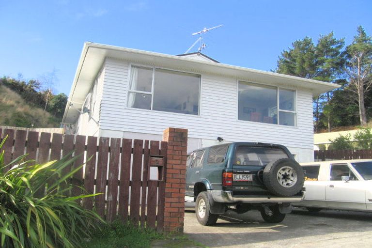 Photo of property in 2 Spruce Grove, Ranui, Porirua, 5024