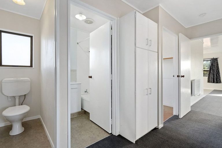 Photo of property in 1/13 Exeter Place, Unsworth Heights, Auckland, 0632