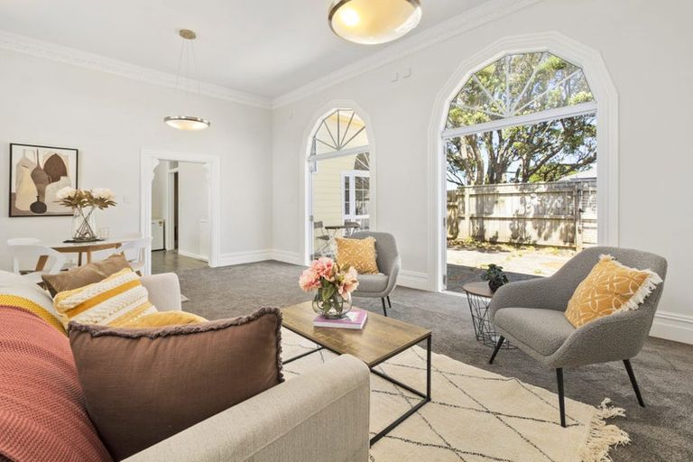 Photo of property in 154 Kelburn Parade, Kelburn, Wellington, 6012