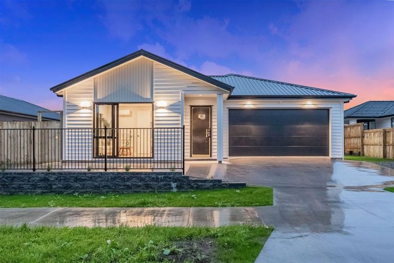 Photo of property in 17 Mcindoe Road, Kumeu, 0810