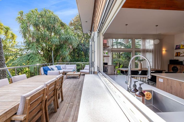 Photo of property in 12 Leatham Avenue, Strandon, New Plymouth, 4312