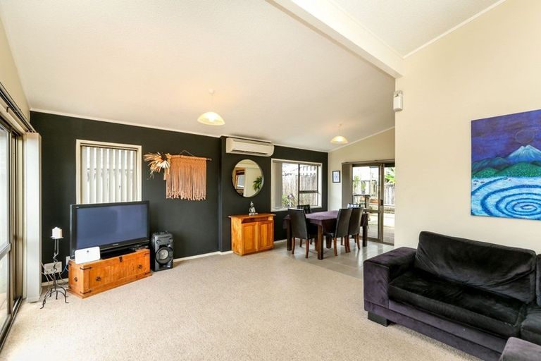 Photo of property in 100 Heta Road, Highlands Park, New Plymouth, 4312