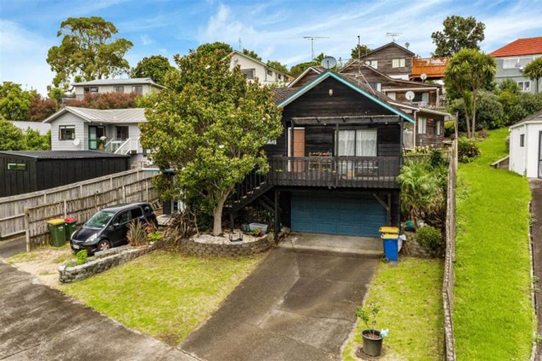 Photo of property in 1/13a Kitewao Street, Northcote, Auckland, 0627