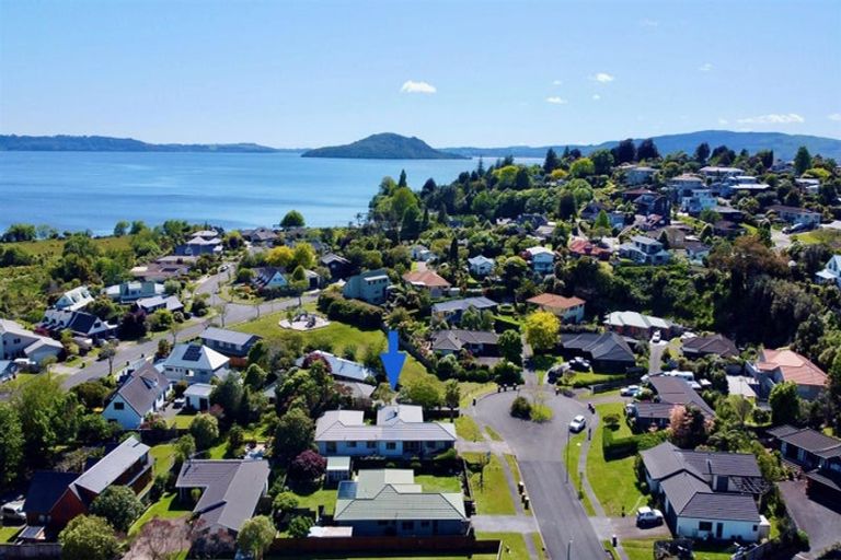 Photo of property in 16 Capricorn Place, Kawaha Point, Rotorua, 3010