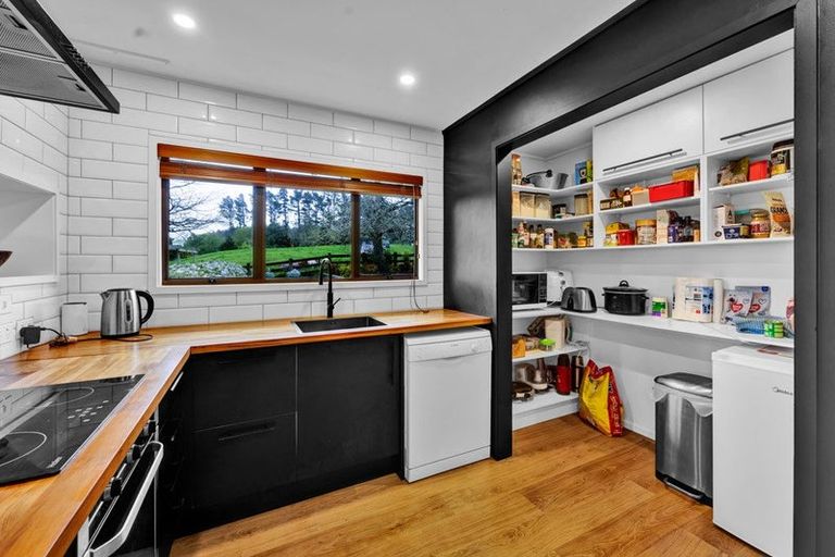 Photo of property in 8 Clearview Road, Lepperton, New Plymouth, 4373