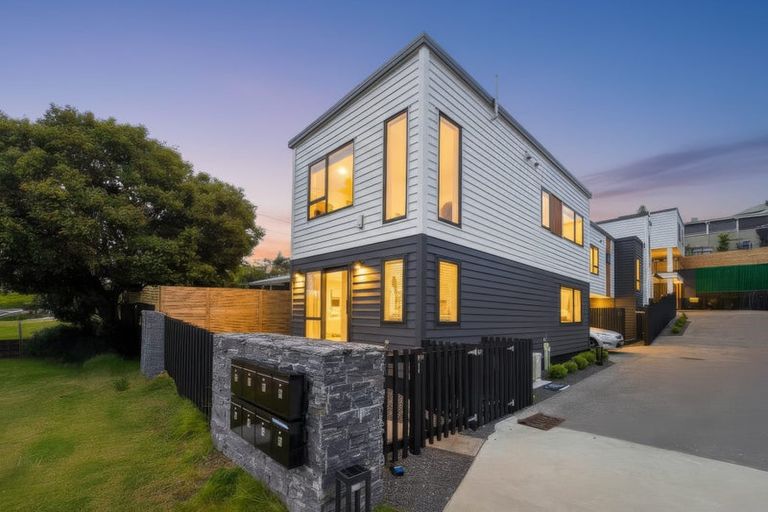 Photo of property in 1/12 Manuwai Road, Torbay, Auckland, 0630