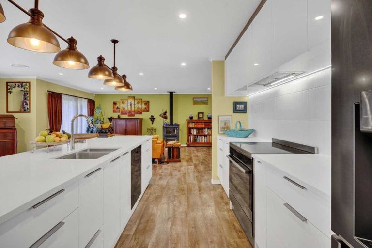 Photo of property in 2 Te Ara Karoiroa Road, Hurford, New Plymouth, 4374