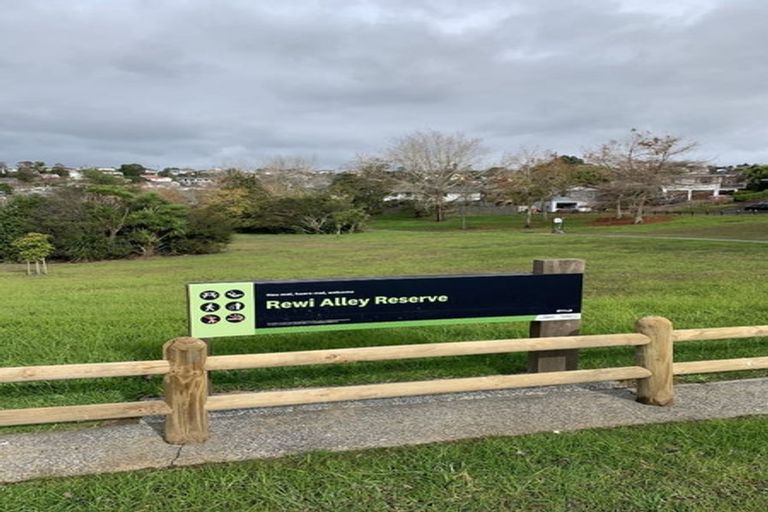 Photo of property in 79 Athena Drive, Totara Vale, Auckland, 0629