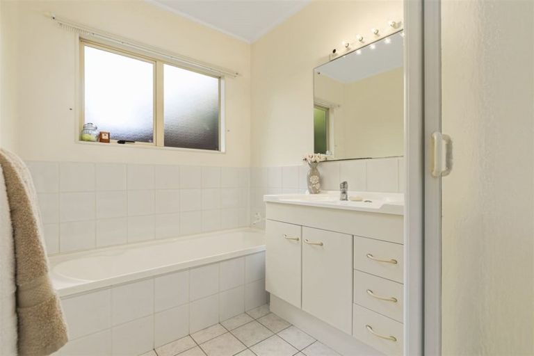 Photo of property in 6a Fayette Place, Te Atatu South, Auckland, 0610