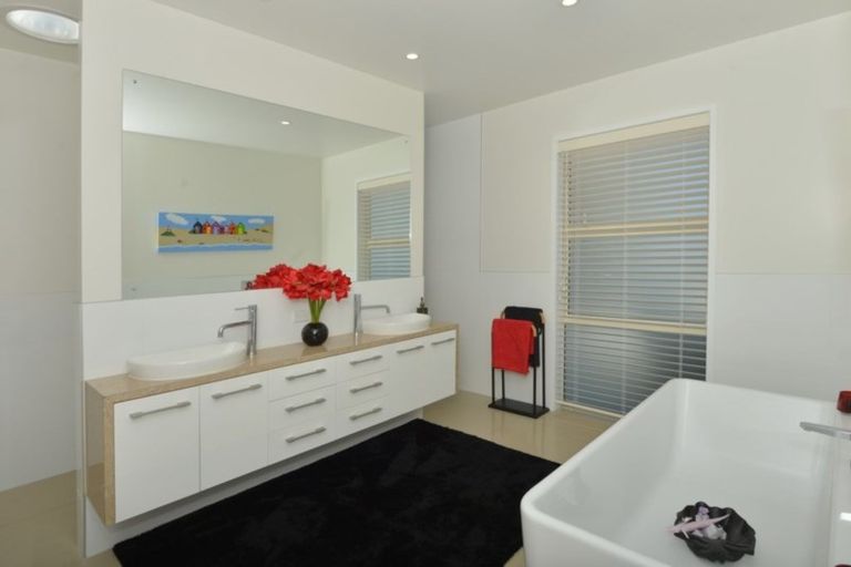 Photo of property in 28 Stace Hopper Drive, One Tree Point, 0118