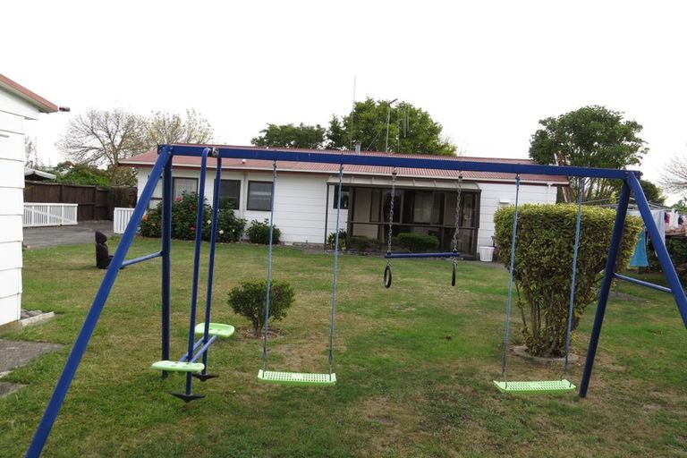 Photo of property in 92 Oakfield Crescent, Pukete, Hamilton, 3200