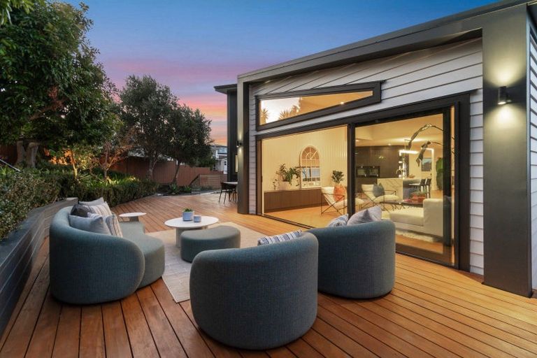 Photo of property in 2/21 Eastcliffe Road, Castor Bay, Auckland, 0620