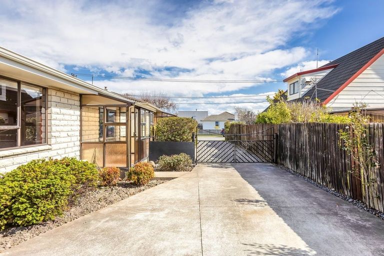 Photo of property in 2/204 Grimseys Road, Redwood, Christchurch, 8051