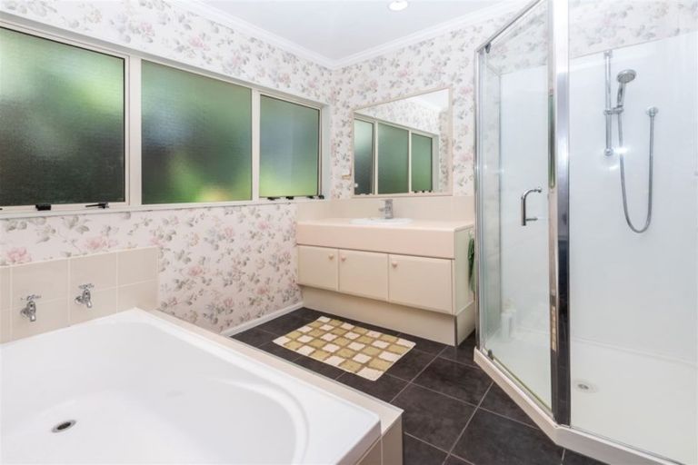 Photo of property in 2/130 Sandspit Road, Shelly Park, Auckland, 2014