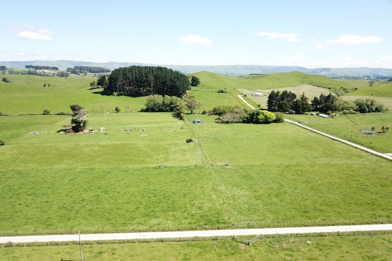 Photo of property in 21 Taylors Road, Mangatainoka, Woodville, 4999