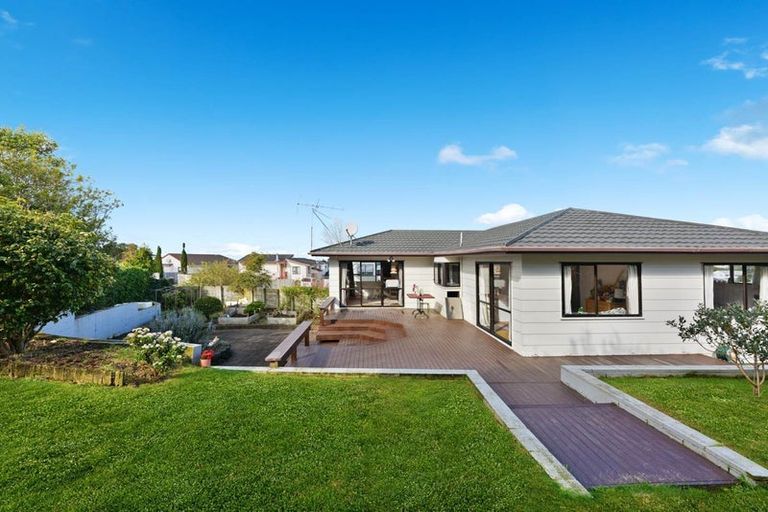Photo of property in 1 Tableau Place, Totara Vale, Auckland, 0629