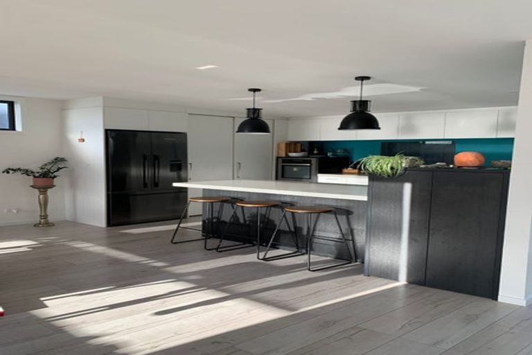 Photo of property in 6b Calder Place, Wai O Taiki Bay, Auckland, 1072
