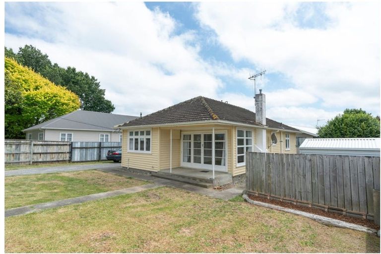 Photo of property in 71 Queenwood Road, Levin, 5510