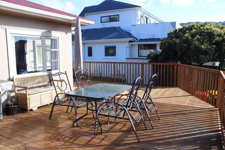 Photo of property in 21 Mexted Terrace, Tawa, Wellington, 5028