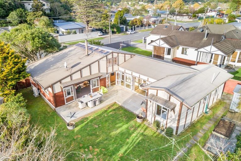 Photo of property in 24 Glen Road, Stokes Valley, Lower Hutt, 5019