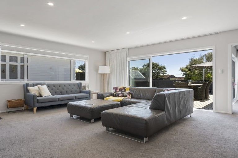 Photo of property in 3 Kitchener Terrace, Moturoa, New Plymouth, 4310