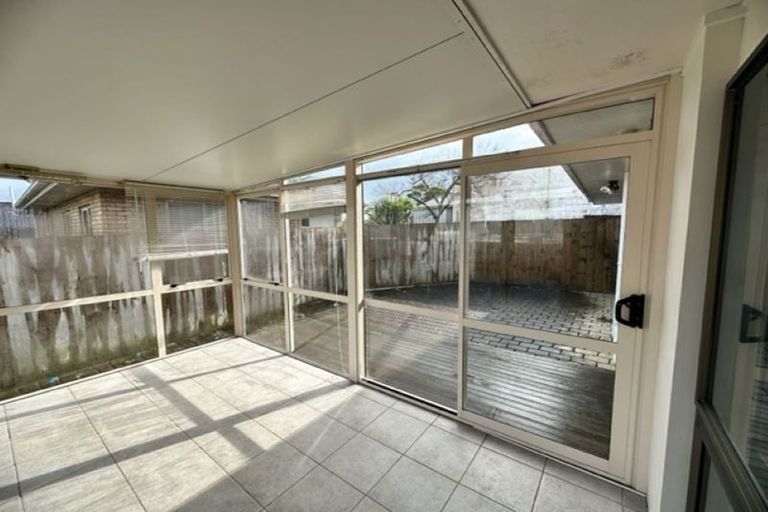 Photo of property in 10 Jillteresa Crescent, Half Moon Bay, Auckland, 2012
