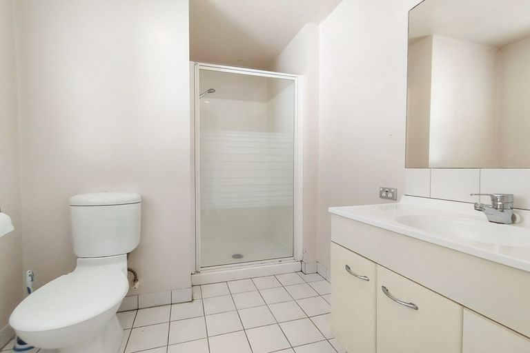 Photo of property in Henry Walton Flats, 4/2 Upper Queen Street, Auckland Central, Auckland, 1010