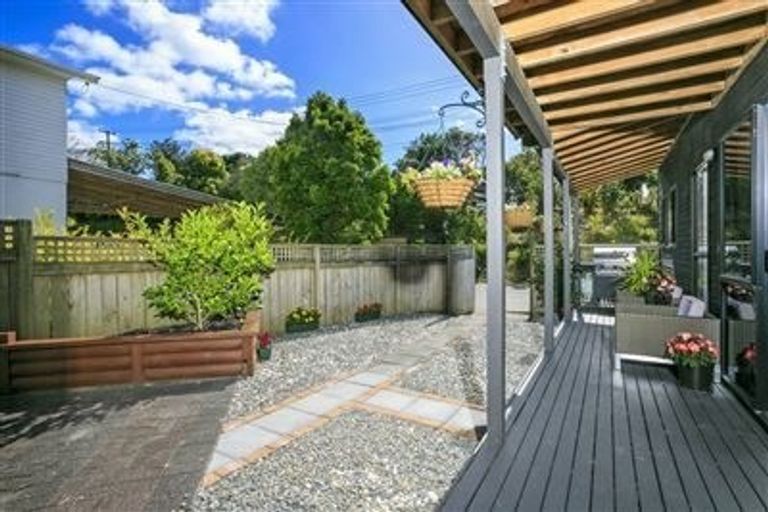 Photo of property in 2/182 Queen Street, Northcote Point, Auckland, 0627
