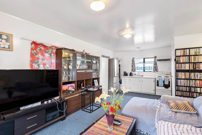 Photo of property in 2 Henwood Road, Mangere East, Auckland, 2024