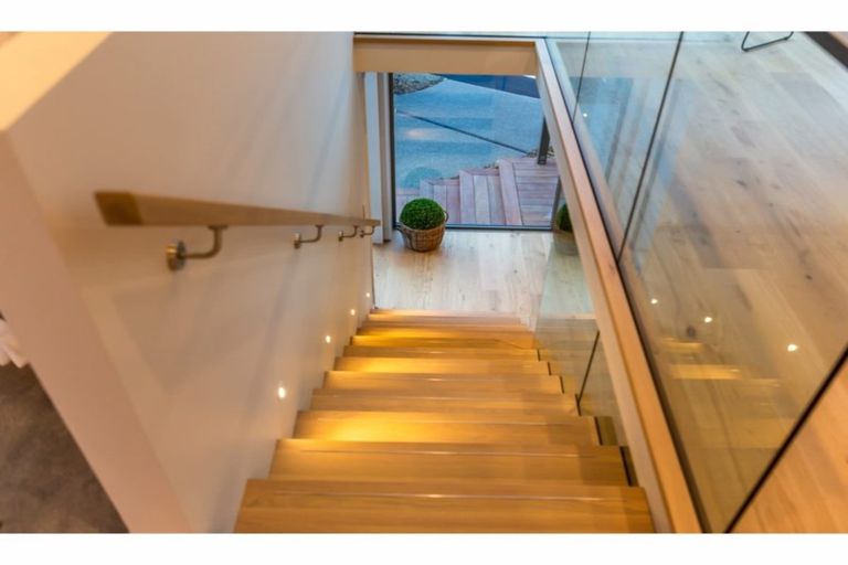 Photo of property in 10 Hilltop Lane, Mount Pleasant, Christchurch, 8081