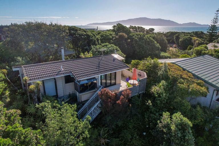 Photo of property in 14 Hughes Street, Waikanae Beach, Waikanae, 5036