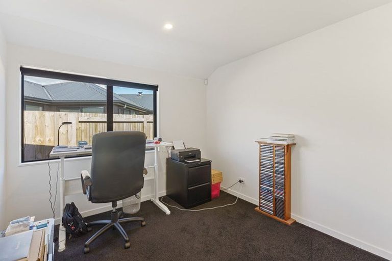 Photo of property in 17 Kaiwaru Place, Waikanae, 5036