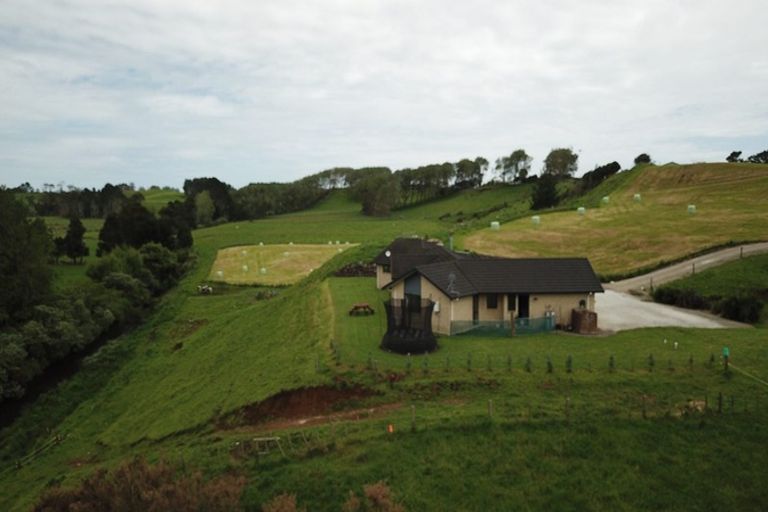 Photo of property in 326 Paraite Road, Paraite, New Plymouth, 4373