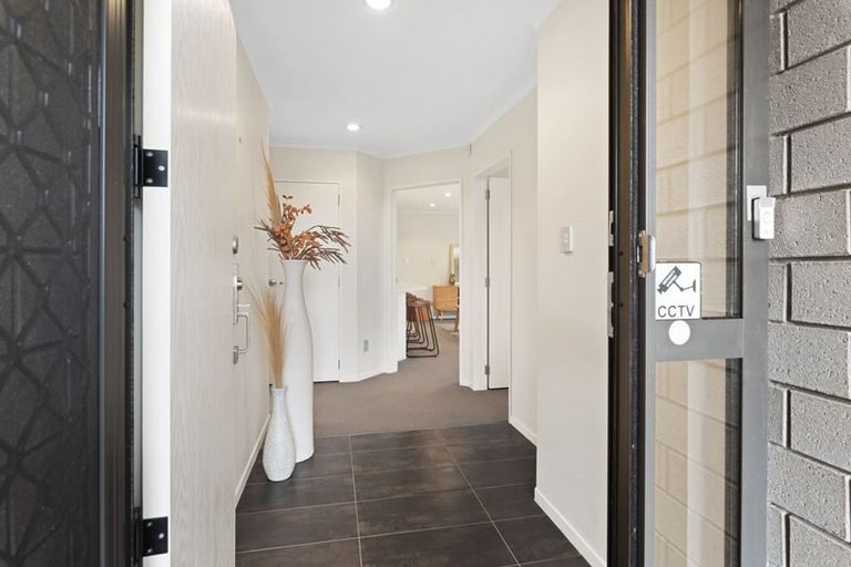 Photo of property in 72 Lake Panorama Drive, Henderson Valley, Auckland, 0612