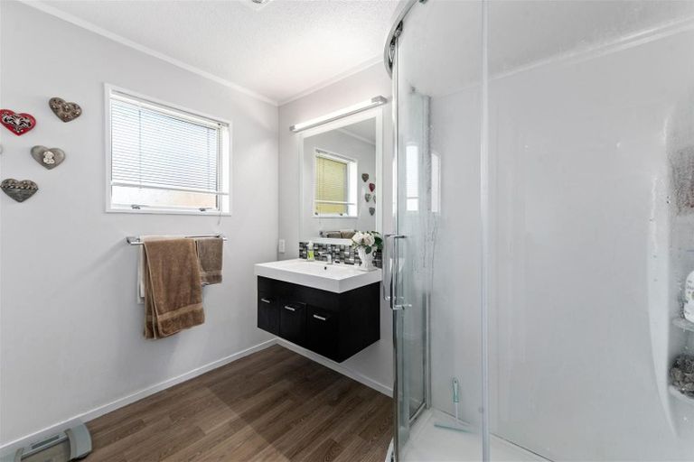 Photo of property in 3a Leo Place, Kawaha Point, Rotorua, 3010