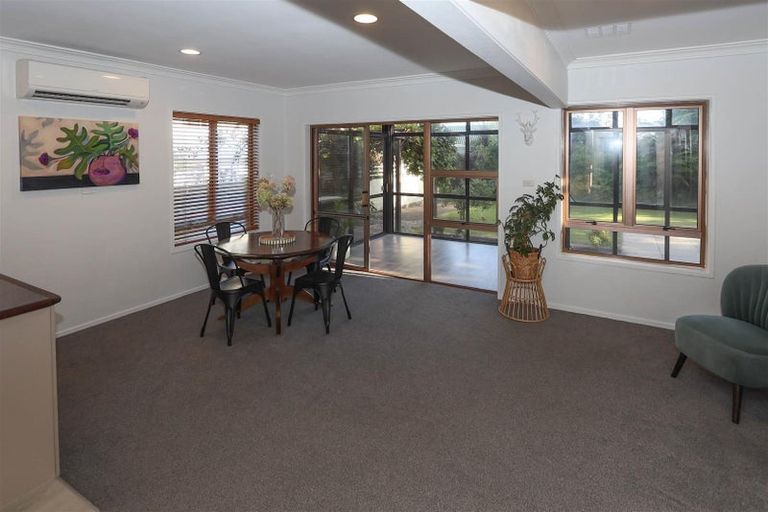 Photo of property in 2 Vista Place, Kawaha Point, Rotorua, 3010