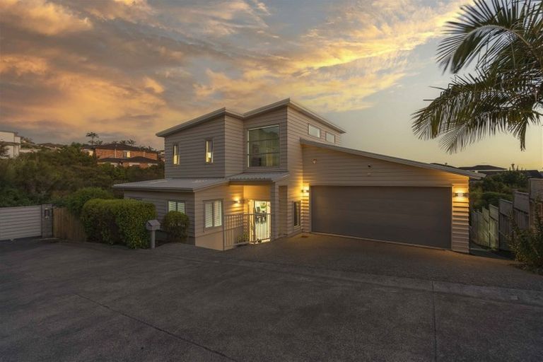 Photo of property in 13 Bintulu Place, Fairview Heights, Auckland, 0632