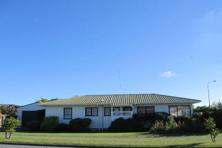 Photo of property in 99 Queens Road, Waikanae Beach, Waikanae, 5036
