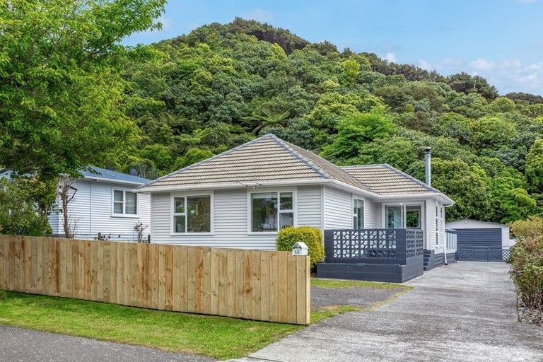 Photo of property in 52 Lees Grove, Wainuiomata, Lower Hutt, 5014